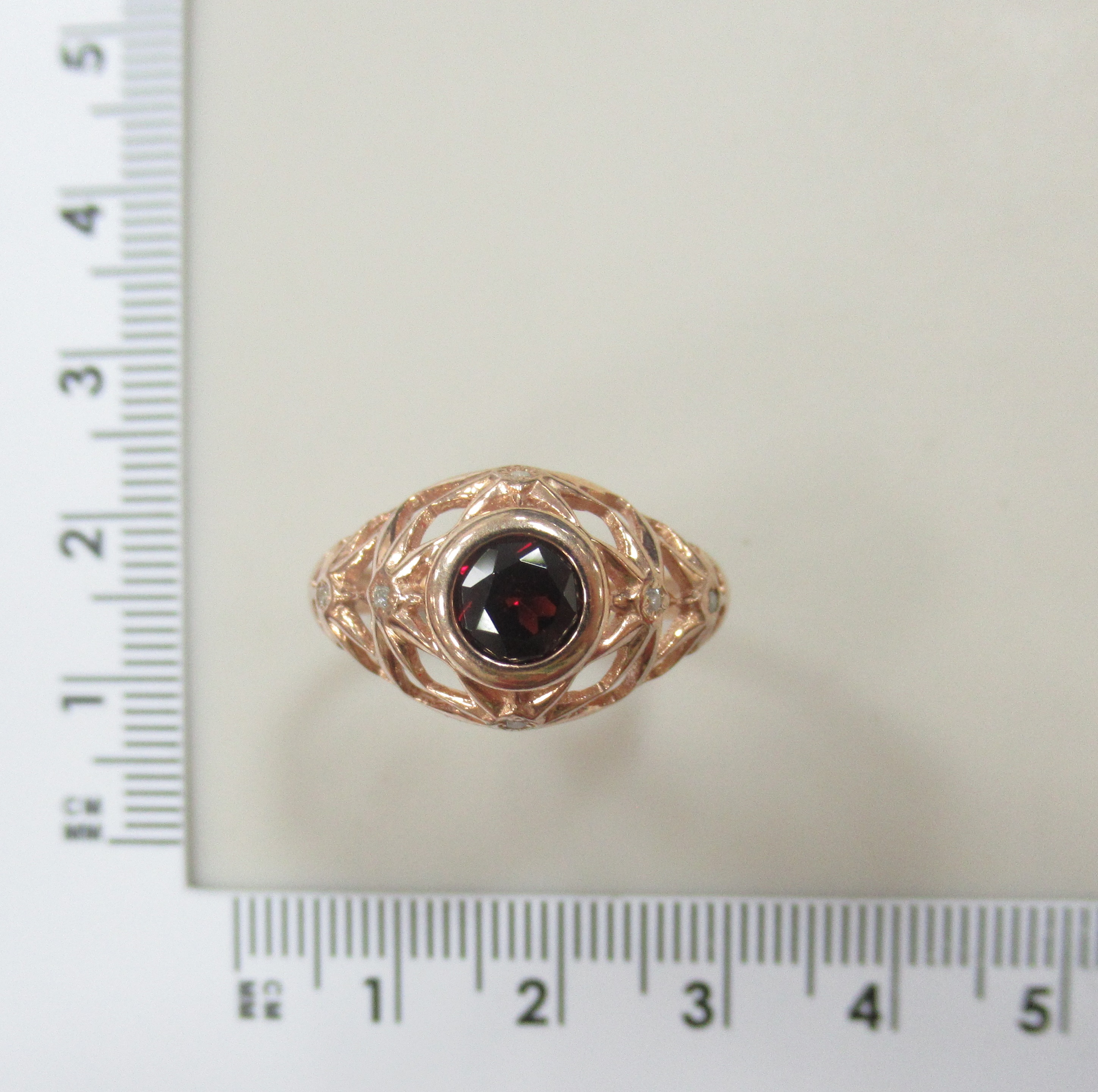 Серебряное кольцо 925 пробы; вставки 1 Гранат; 6 Куб. Цирконий бесцв.;